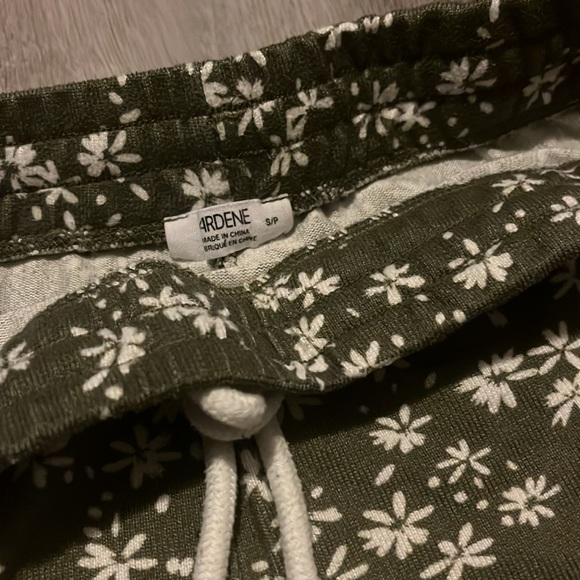 Floral green shorts - Picture 2 of 3